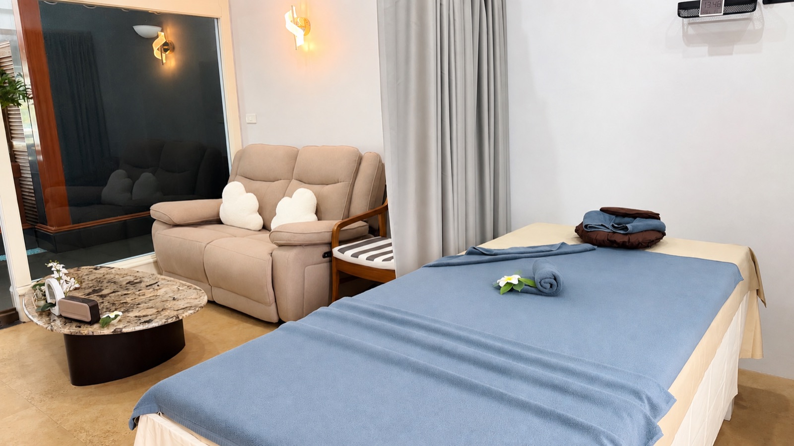 Single massage treatment room at Aura Vita Spa, Patong Single massage treatment room at Aura Vita Spa, Patong